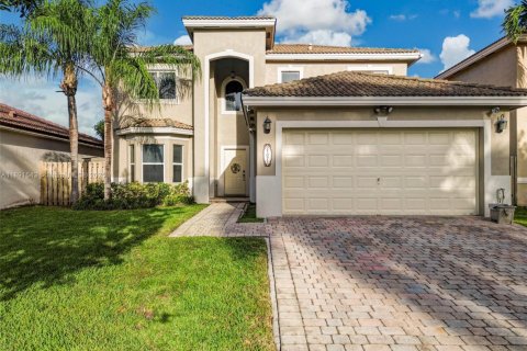 House in Cutler Bay, Florida 3 bedrooms, 197.7 sq.m. № 1944619 - photo 1