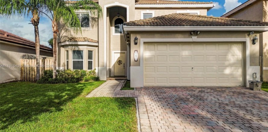 House in Cutler Bay, Florida 3 bedrooms, 197.7 sq.m. № 1944619