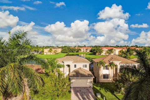 House in Cutler Bay, Florida 3 bedrooms, 197.7 sq.m. № 1944619 - photo 16