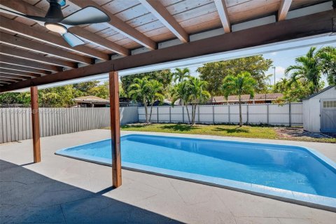 Casa en Hollywood, Florida 3 dormitorios, 140.28 m2 № 2049927