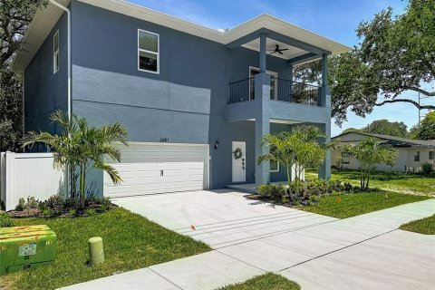 Casa en Saint Petersburg, Florida 5 dormitorios, 224.08 m2 № 2124020