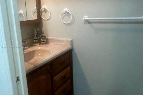 Condo in Lake Worth, Florida, 1 bedroom  № 1859856 - photo 11