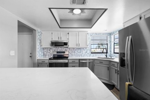 Condo in Sun City Center, Florida, 2 bedrooms  № 1750244 - photo 4