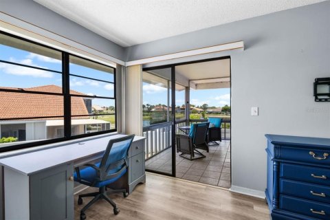 Condo in Sun City Center, Florida, 2 bedrooms  № 1750244 - photo 10