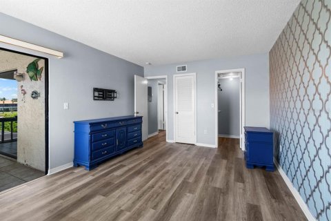 Condo in Sun City Center, Florida, 2 bedrooms  № 1750244 - photo 9