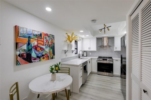 Condo in Bradenton, Florida, 1 bedroom  № 2106840 - photo 9