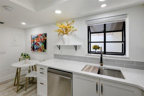 Condo in Bradenton, Florida, 1 bedroom  № 2106840 - photo 10