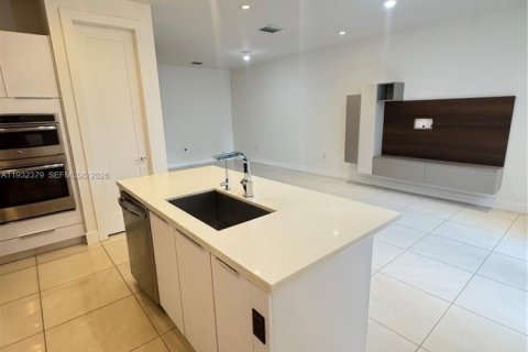 Townhouse in LANDMARK in Doral, Florida 4 bedrooms, 172.98 sq.m. № 2000395 - photo 11