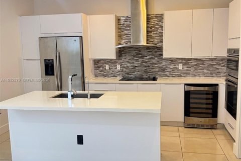 Townhouse in LANDMARK in Doral, Florida 4 bedrooms, 172.98 sq.m. № 2000395 - photo 3