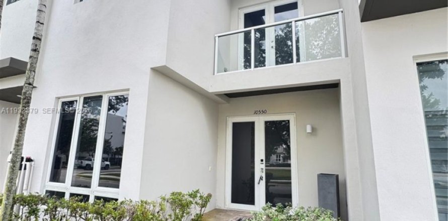 Townhouse in LANDMARK in Doral, Florida 4 bedrooms, 172.98 sq.m. № 2000395