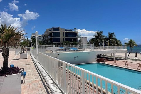 Condo in Hollywood, Florida, 2 bedrooms № 2423506 - photo 16