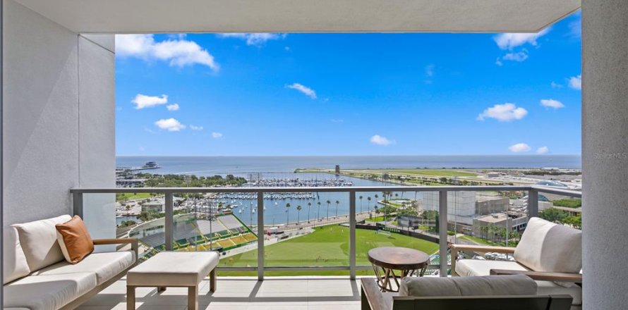 Condominio en Saint Petersburg, Florida, 3 dormitorios № 1784776