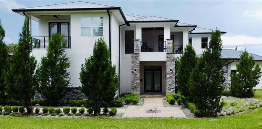 House in Zephyrhills, Florida 5 bedrooms, 698.72 sq.m. № 1919672