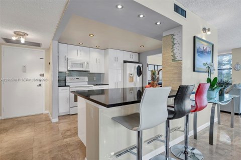 Copropriété à louer à Hallandale Beach, Floride: 2 chambres, 132.85 m2 № 2422037 - photo 2