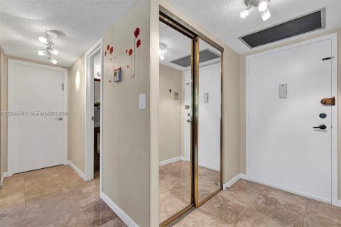 Copropriété à louer à Hallandale Beach, Floride: 2 chambres, 132.85 m2 № 2422037 - photo 16