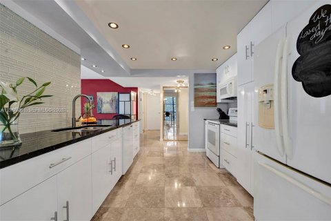 Copropriété à louer à Hallandale Beach, Floride: 2 chambres, 132.85 m2 № 2422037 - photo 8