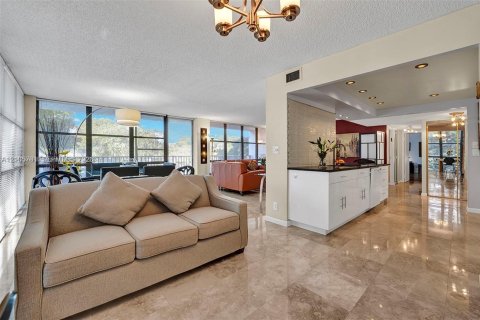 Copropriété à louer à Hallandale Beach, Floride: 2 chambres, 132.85 m2 № 2422037 - photo 9