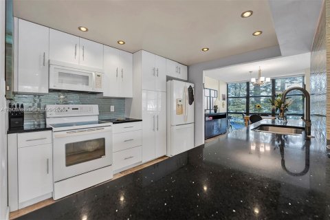 Copropriété à louer à Hallandale Beach, Floride: 2 chambres, 132.85 m2 № 2422037 - photo 7