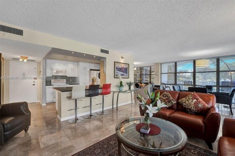 Copropriété à louer à Hallandale Beach, Floride: 2 chambres, 132.85 m2 № 2422037 - photo 3