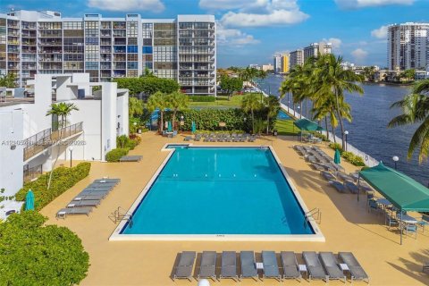 Copropriété à louer à Hallandale Beach, Floride: 2 chambres, 132.85 m2 № 2422037 - photo 28