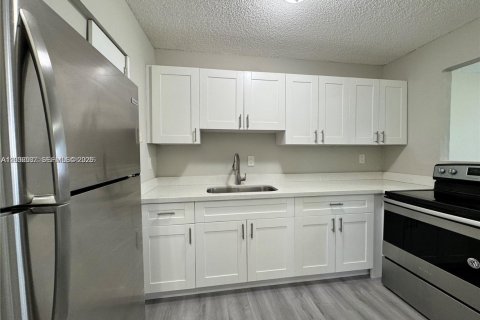 Дом в Холливуд, Флорида 2 спальни, 79.9м2 № 2084462