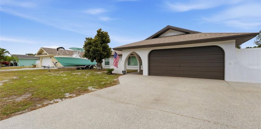 House in Bradenton, Florida 3 bedrooms, 138.98 sq.m. № 2236413