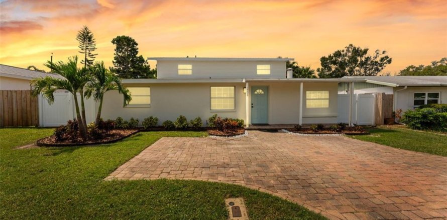 Casa en Largo, Florida 5 dormitorios, 246.38 m2 № 2325165