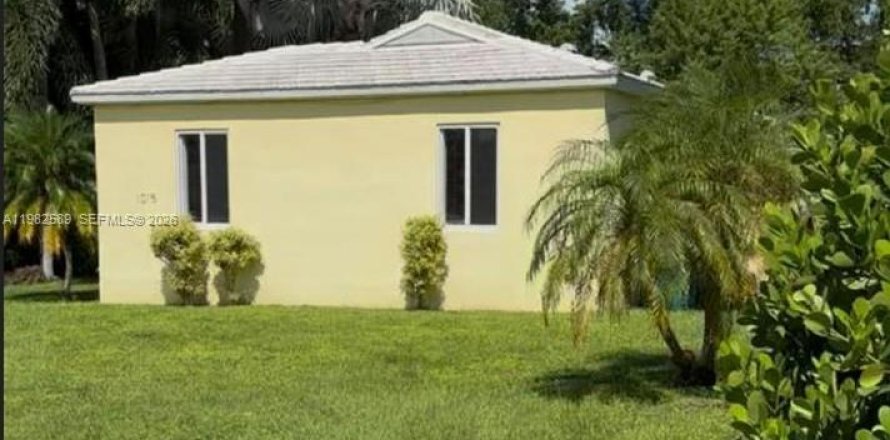 Коммерческая недвижимость в Бискейн-Парк, Флорида 151.06м2 № 2048140