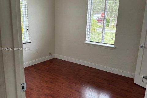 Купить коммерческую недвижимость в Бискейн-Парк, Флорида 151.06м2, № 2048140 - фото 24