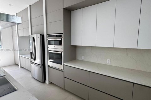 Снять в аренду таунхаус в Майами, Флорида 4 спальни, 201.6м2, № 1958646 - фото 3