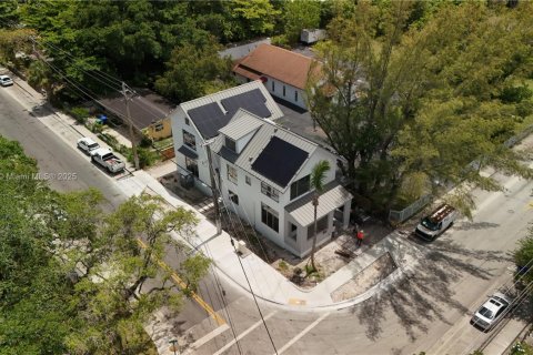 Снять в аренду таунхаус в Майами, Флорида 4 спальни, 201.6м2, № 1958646 - фото 1