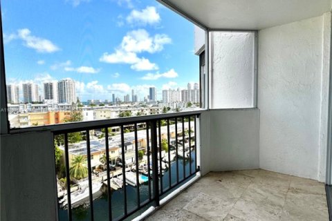 Condo in North Miami Beach, Florida, 1 bedroom  № 1946844 - photo 14