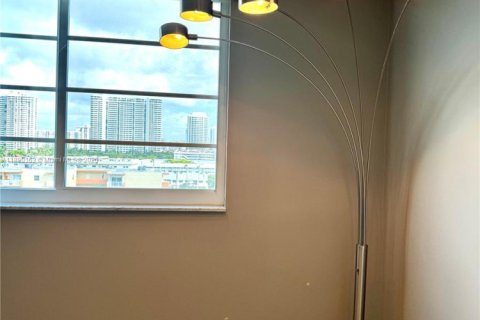 Condo in North Miami Beach, Florida, 1 bedroom  № 1946844 - photo 20