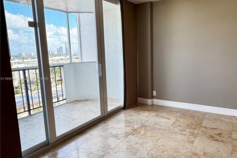 Condo in North Miami Beach, Florida, 1 bedroom  № 1946844 - photo 11