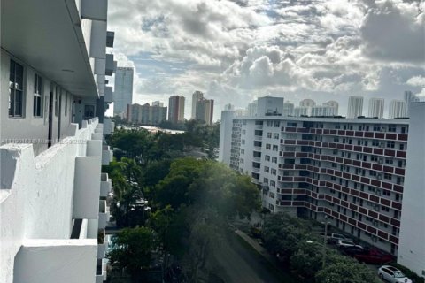 Condo in North Miami Beach, Florida, 1 bedroom  № 1946844 - photo 24