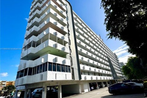 Condo in North Miami Beach, Florida, 1 bedroom № 1946844