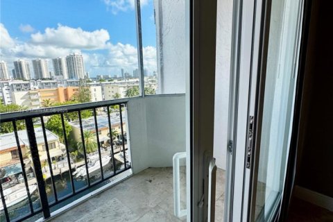 Condo in North Miami Beach, Florida, 1 bedroom  № 1946844 - photo 12