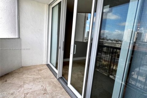 Condo in North Miami Beach, Florida, 1 bedroom  № 1946844 - photo 13