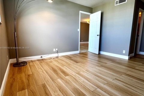 Condo in North Miami Beach, Florida, 1 bedroom  № 1946844 - photo 18