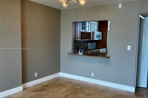 Condo in North Miami Beach, Florida, 1 bedroom  № 1946844 - photo 10