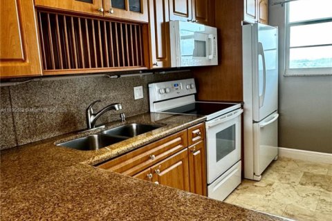 Condo in North Miami Beach, Florida, 1 bedroom  № 1946844 - photo 6