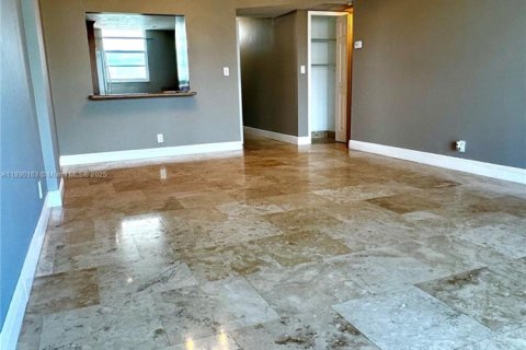 Condo in North Miami Beach, Florida, 1 bedroom  № 1946844 - photo 9