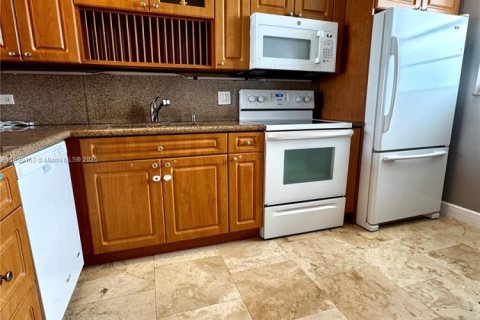 Condo in North Miami Beach, Florida, 1 bedroom  № 1946844 - photo 3