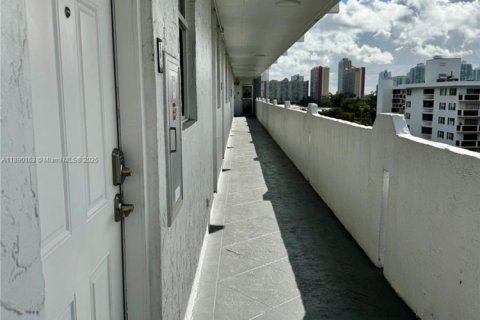 Condo in North Miami Beach, Florida, 1 bedroom  № 1946844 - photo 23