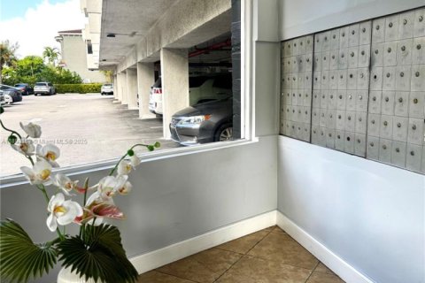Condo in North Miami Beach, Florida, 1 bedroom  № 1946844 - photo 25