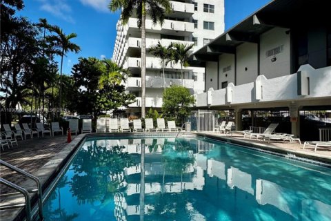 Condo in North Miami Beach, Florida, 1 bedroom  № 1946844 - photo 2