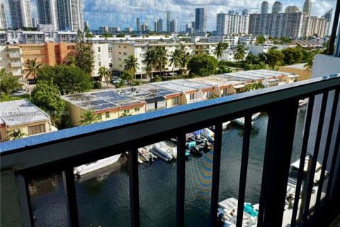 Condo in North Miami Beach, Florida, 1 bedroom  № 1946844 - photo 15