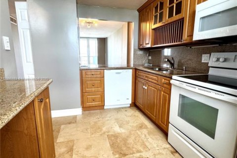 Condo in North Miami Beach, Florida, 1 bedroom  № 1946844 - photo 4