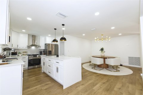 House in Coral Springs, Florida 4 bedrooms, 212.93 sq.m. № 1953517 - photo 14