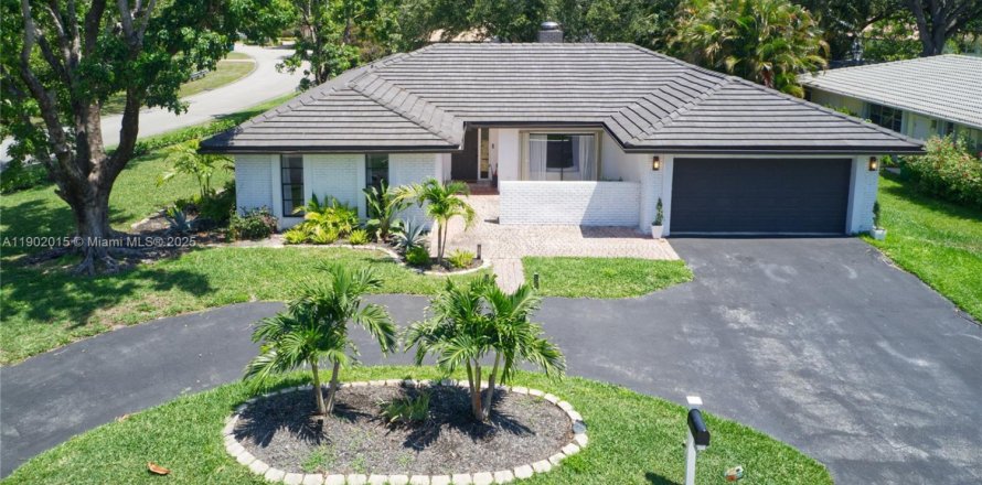 House in Coral Springs, Florida 4 bedrooms, 212.93 sq.m. № 1953517